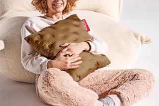woman with hotspot pillow