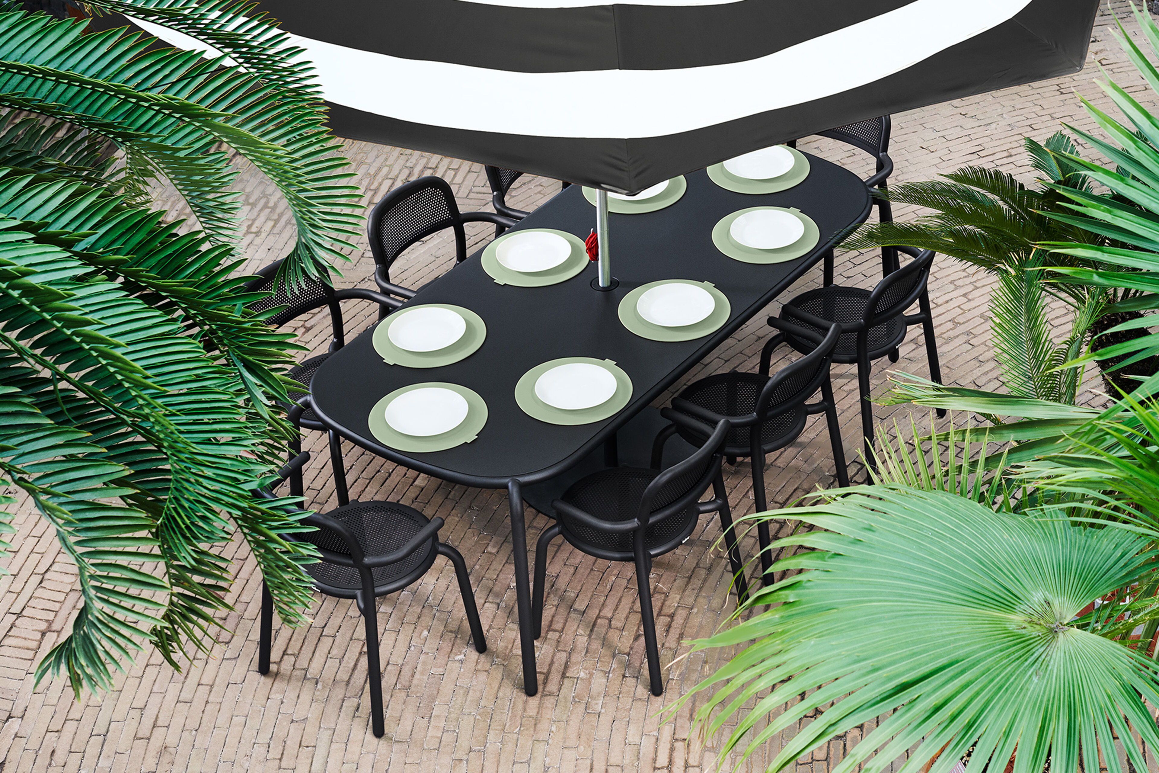 Toní Tablo: the aluminum dining table that thinks big | Fatboy