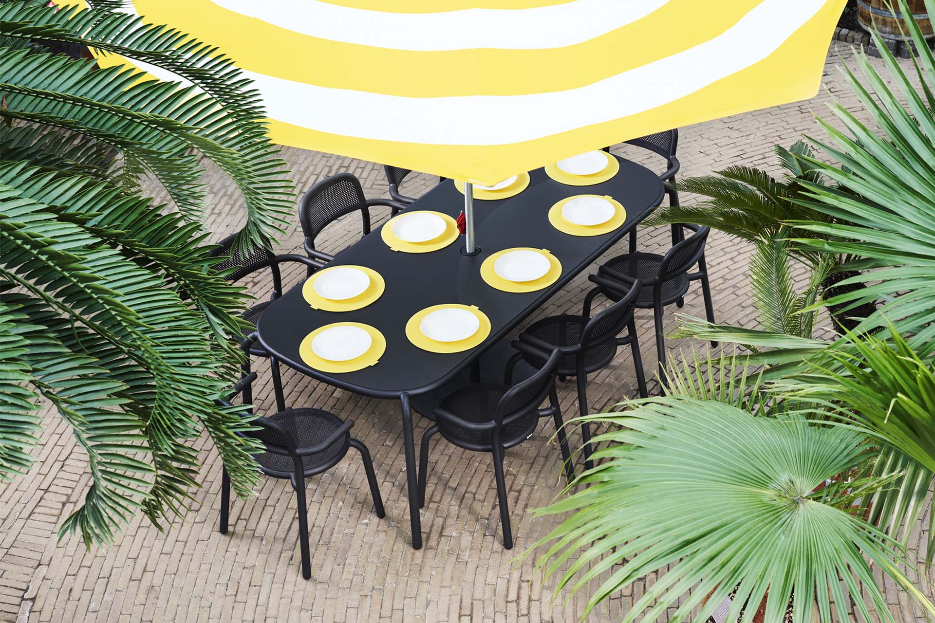 Toní Chair the outdoor bistro chair with a bite Fatboy